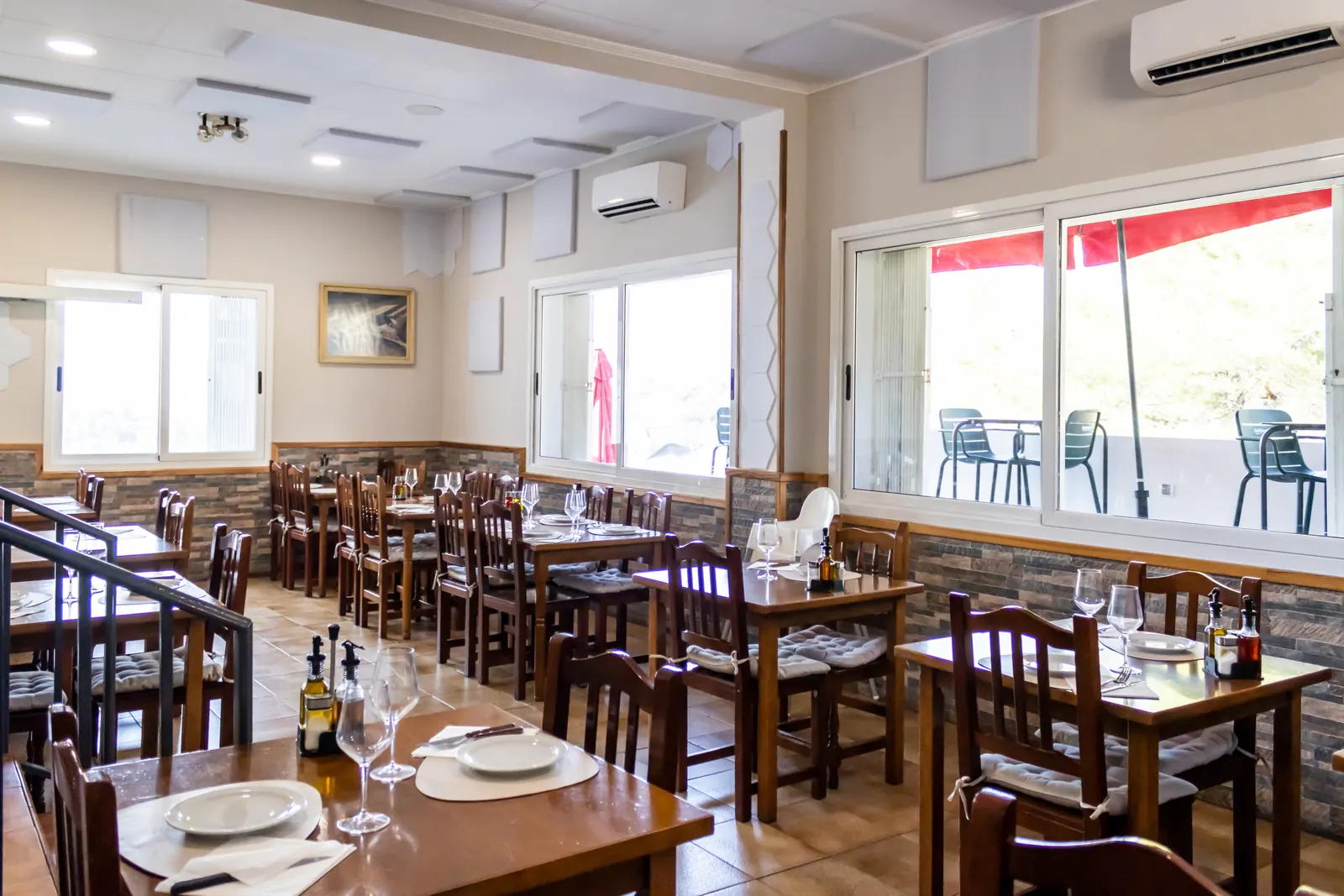 La sala, amb els finestrals a la terrassa